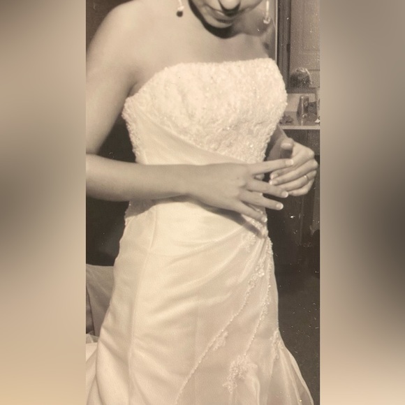 Beautiful Wedding Gown Dress size 6 - Picture 3 of 15